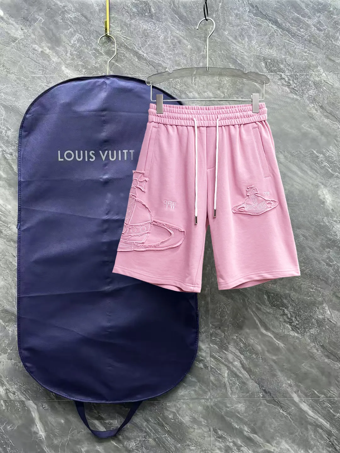 The Queen Mother's three-standard complete 2026 summer New Arrival men's casual shorts, advanced custom-made fabric Breathable fabric, Breathable elasticity and comfort, impeccable details, top-grade accessories, original logo design concept, delicate and soft feel! The upper body fit is awesome! Size: M-XXXL Please state your height and weight when ordering
